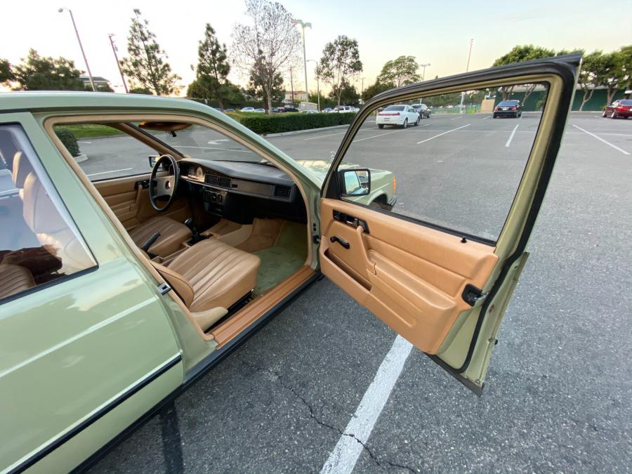 Интерьер Mercedes-Benz 190 D (W124) 1984 года  (NA) (фото 105 из 240)